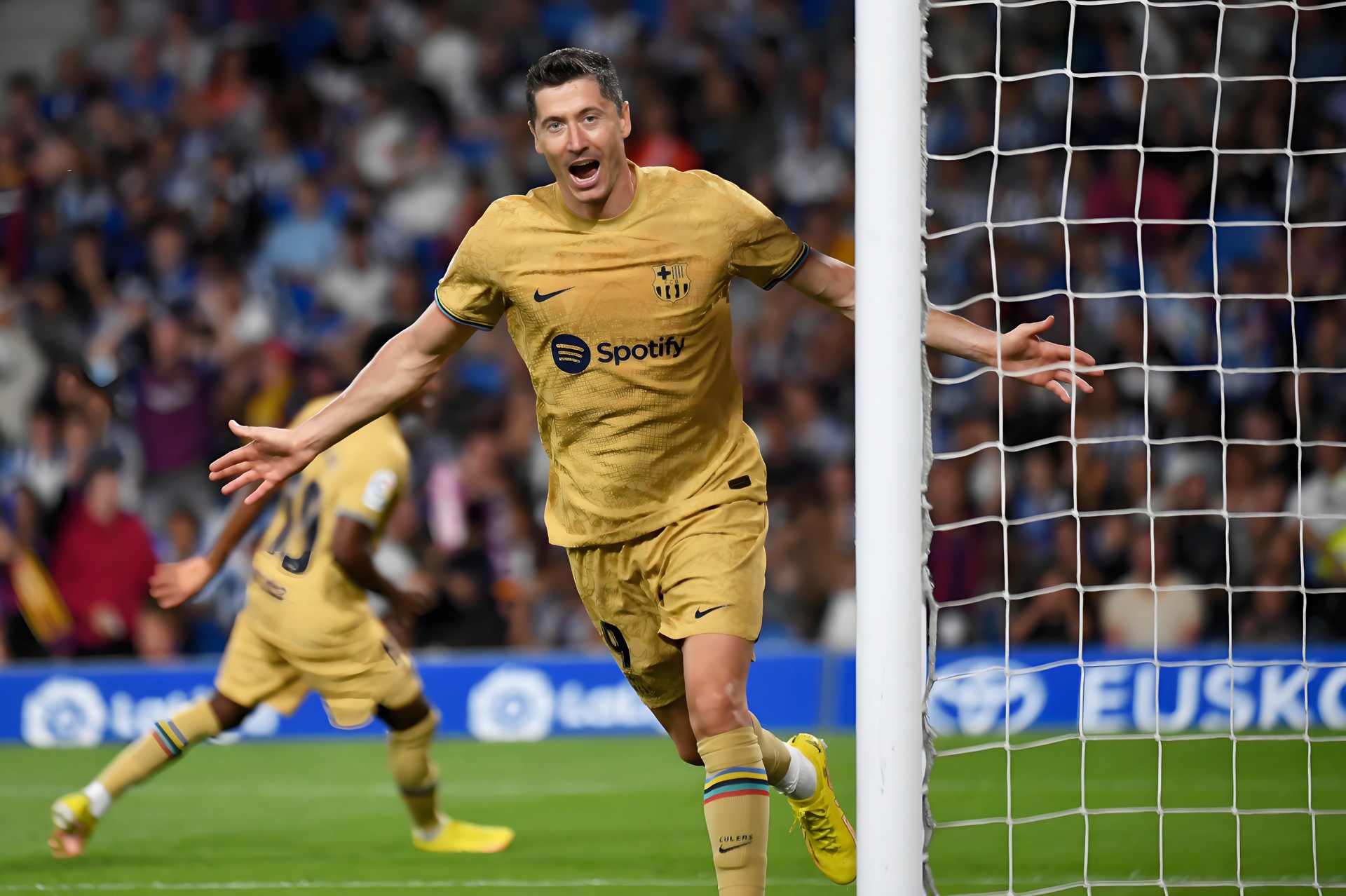 开云-关于莱万多夫斯基在TL比赛中惊险取胜，战术调整引发热议！的信息